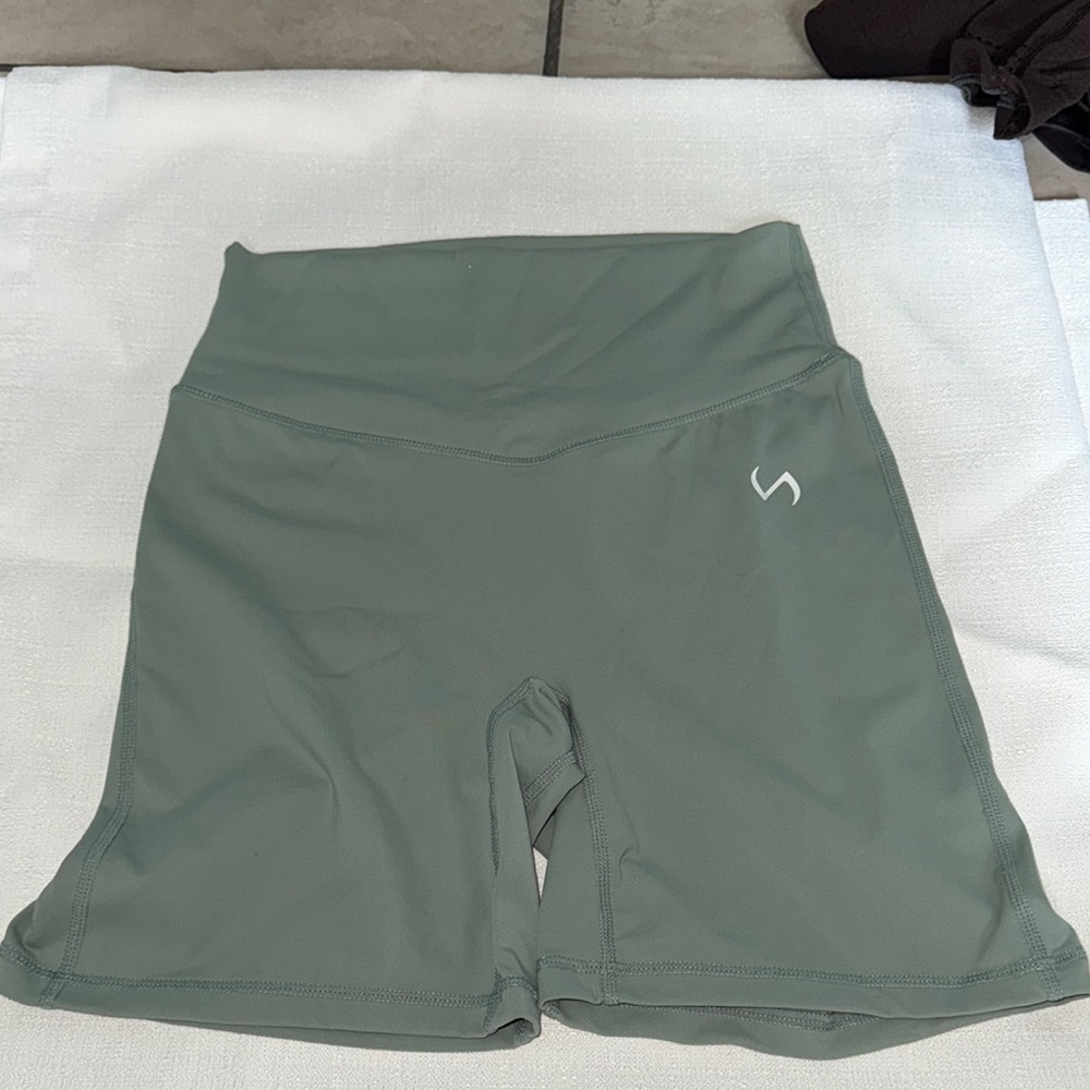 TEMPO 6 INCH WORKOUT SHORTS
Size M 
Gently used